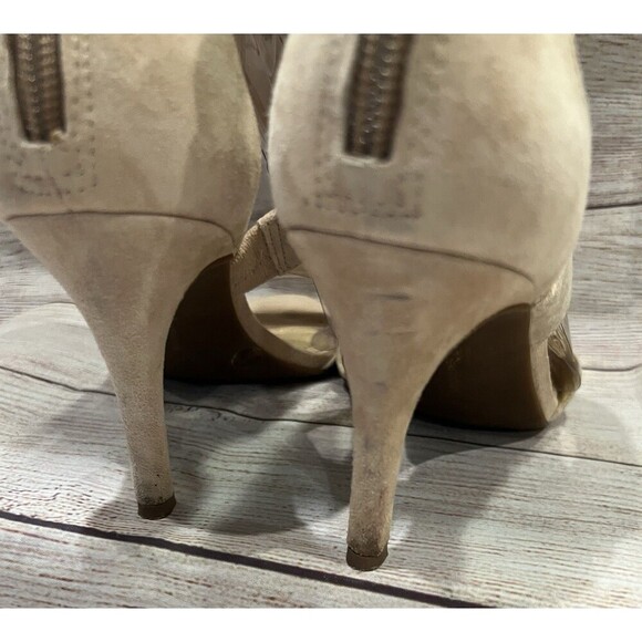 BCBGenerations Ivory Pumps, 5" Heel, 1" Platform, Zipper Back Size 8 - Picture 6 of 9